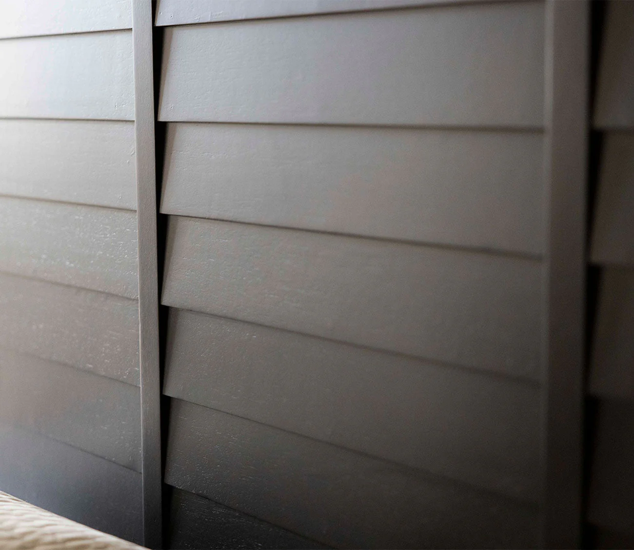 CM Home Delnoir Louvered Panel Bed - Image 10