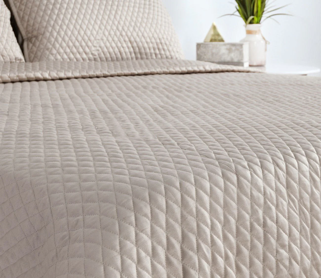 Villa by Classic Home Diamond Pebble Sateen Quilt - Image 3