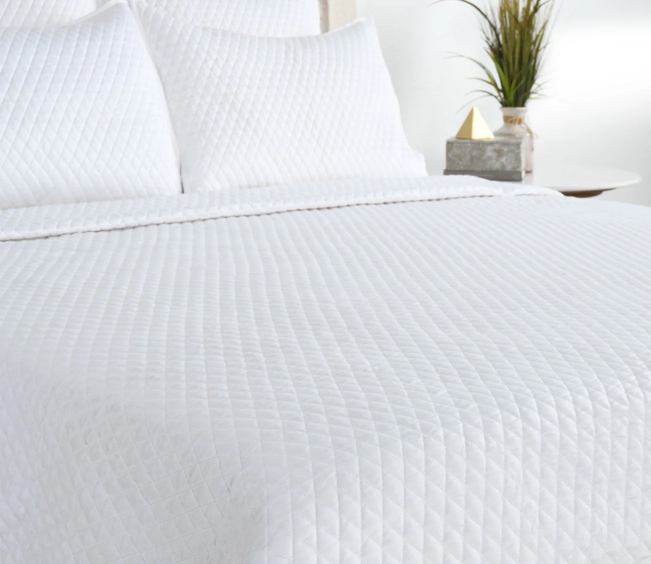 Villa by Classic Home Diamond White Sateen Quilt - Image 3